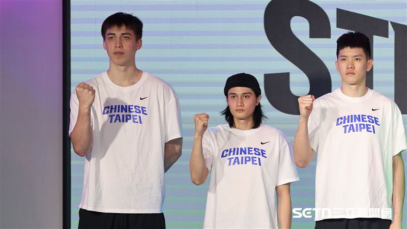 2027FIBA籃球世界盃資格賽第二階段賽前記者會，譚傑龍（左1）頂替阿巴西入選國家隊。（圖／記者劉彥池攝影）