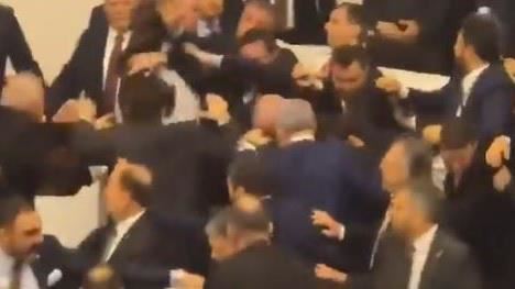 國會全武行！不滿任命　議員爆互毆大亂鬥