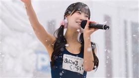 愛成來來在雪中穿泳衣表演惹爭議。（圖／翻攝自X平台 @planckstars）