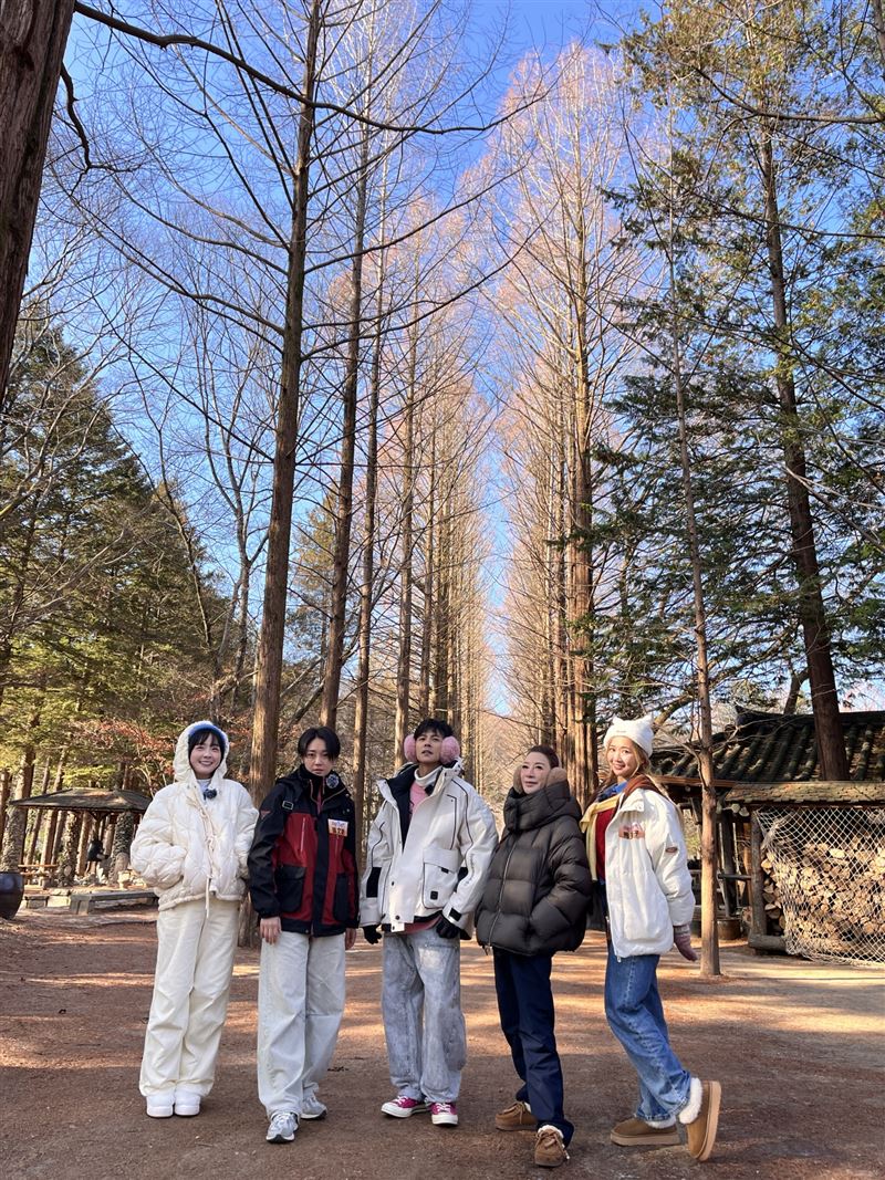 籃籃（左起）、張文綺、阿翔、楊繡惠、秀秀子出外景。（圖／民視提供）