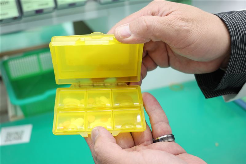 彰化醫院臨床藥師黃聖剛提醒，慢性病患春節勿停藥，藥品分裝隨身帶，備足急需藥物與處方。（圖／衛福部彰化醫院提供）