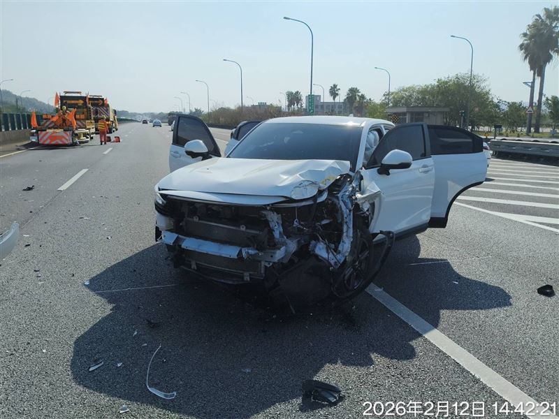 男子向警方供稱，有開啟自動駕駛功能導致分心駕駛。（圖／翻攝畫面）