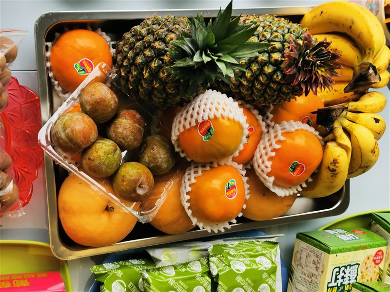 命理專家楊登嵙表示，迎財神的供品可用香蕉、李子、梨子、鳳梨、柿子或其他水果共5種。(圖／楊登嵙提供)