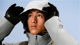 ECCO x White Mountaineering男式GORE-TEX三層多口袋防水科技外套-砂礫灰。（圖／品牌業者提供）