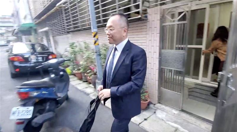 北檢執行科主任檢察官已將特赦證明書親送給林劉老太太完成簽收。（圖／翻攝畫面）