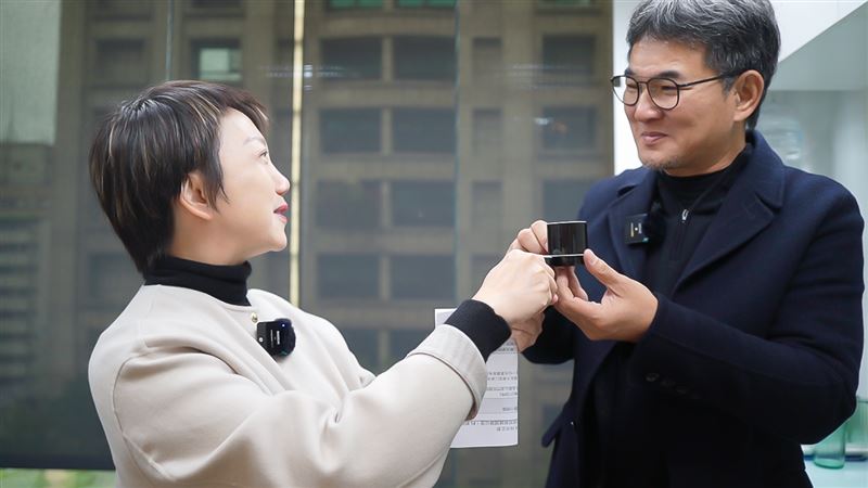 劉建國親手煮咖啡，范雲期盼下次能在雲林縣長辦公室一起再喝一杯。（圖／范雲國會辦公室提供）