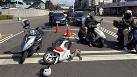 王女疑似煞車不及追撞上，猛力撞擊當場慘摔，王女倒地後又遭騎士49歲胡男輾過頭部，王女頭部大量鮮血狂流，失去呼吸心跳。
（圖／翻攝畫面）