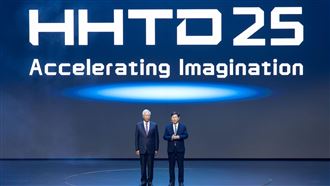 這就是「鈔能力」！鴻海今（12）日在台北大巨蛋舉辦運動嘉年華，創辦人郭台銘霸氣提供3億元現金抽獎。現場抽出10位「1000萬現金」得主，以及1000位「20萬現金」幸運兒，尖叫聲掀翻大巨蛋！董事長劉揚偉更霸氣喊話：「今年營運絕對比去年好」，AI將持續帶動集團騰飛。圖為2025鴻海科技日（圖／鴻海提供）