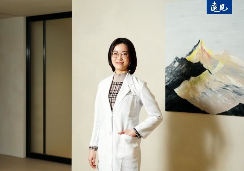 對孩子笑不出來，討厭自己！兒科醫師歐淑娟沈痛自白：不想再當3分鐘醫療得來速。陳之俊攝。（圖／遠見雜誌提供）