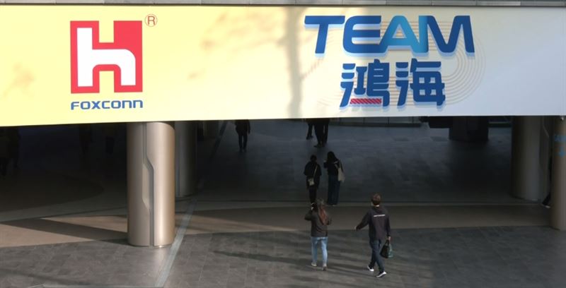 這就是「鈔能力」！鴻海今（12）日在台北大巨蛋舉辦運動嘉年華，創辦人郭台銘霸氣提供3億元現金抽獎。現場抽出10位「1000萬現金」得主，以及1000位「20萬現金」幸運兒，尖叫聲掀翻大巨蛋！董事長劉揚偉更霸氣喊話：「今年營運絕對比去年好」，AI將持續帶動集團騰飛。圖為鴻海尾牙劉揚偉（圖／三立iNEWS提供）