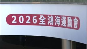 這就是「鈔能力」！鴻海今（12）日在台北大巨蛋舉辦運動嘉年華，創辦人郭台銘霸氣提供3億元現金抽獎。現場抽出10位「1000萬現金」得主，以及1000位「20萬現金」幸運兒，尖叫聲掀翻大巨蛋！董事長劉揚偉更霸氣喊話：「今年營運絕對比去年好」，AI將持續帶動集團騰飛。圖為鴻海尾牙劉揚偉（圖／三立iNEWS提供）