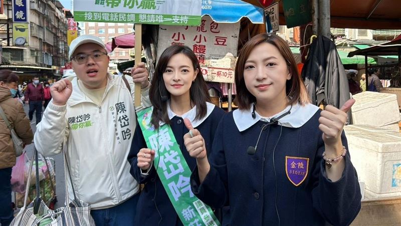 穿回制服　陳乃瑜陪學妹陳岱吟到市場拜年