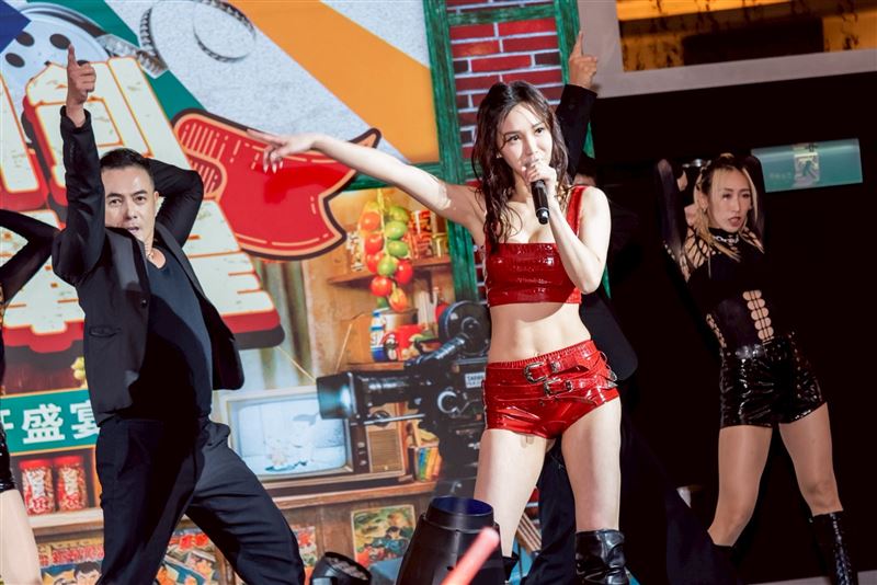 徐千京睽違十多年再登力旺尾牙舞台，徐千京全開麥連續9分鐘唱跳不停。（圖／民視提供）