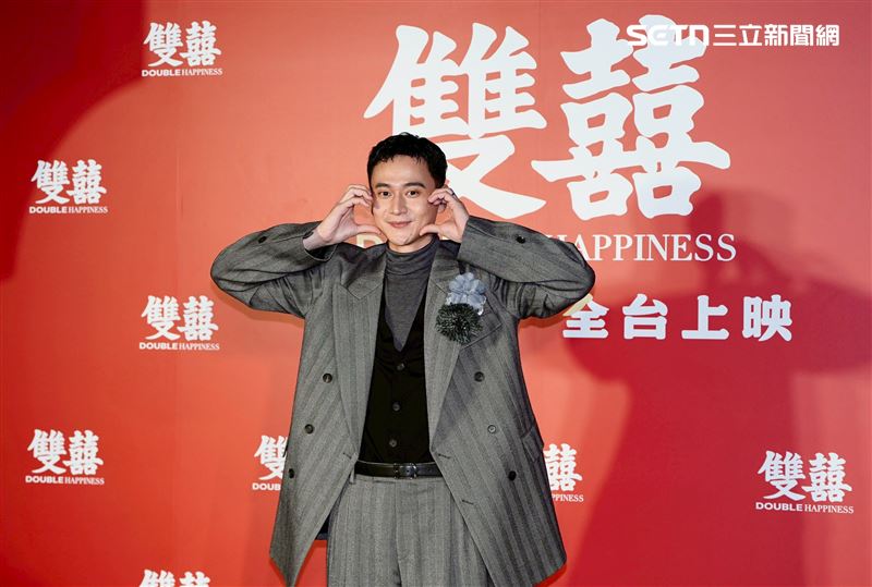 劉冠廷比出雙手愛心，談到票房直呼壓力好大。（圖／記者趙于瑩攝影）