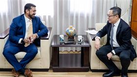 外交部政務次長陳明祺接受美國《外交政策》專訪，談台美關係、自我防衛與對中立場。（圖／外交部提供）
