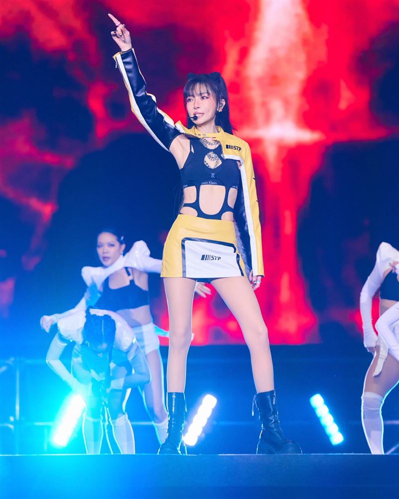 鴻海尾牙邀請謝金燕演出。（圖／一直打不倒有限公司 提供）