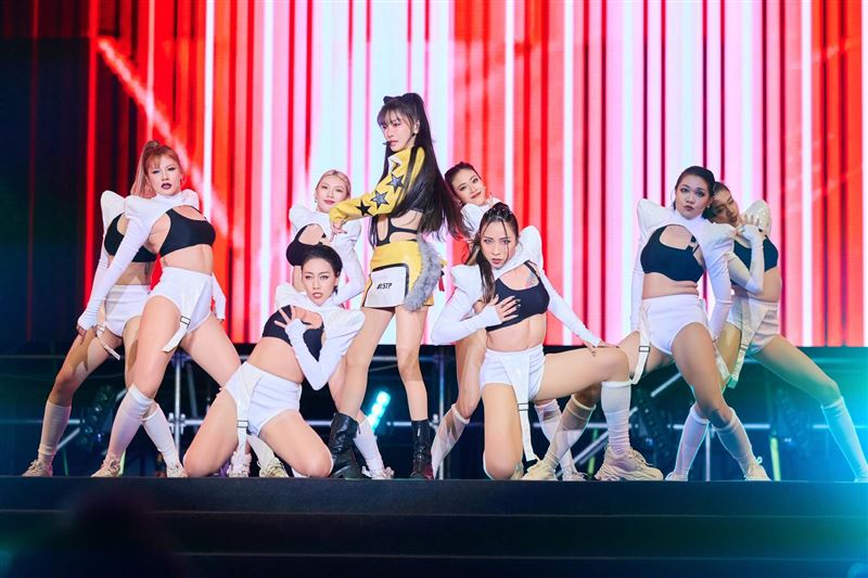 鴻海尾牙邀請謝金燕演出。（圖／一直打不倒有限公司 提供）