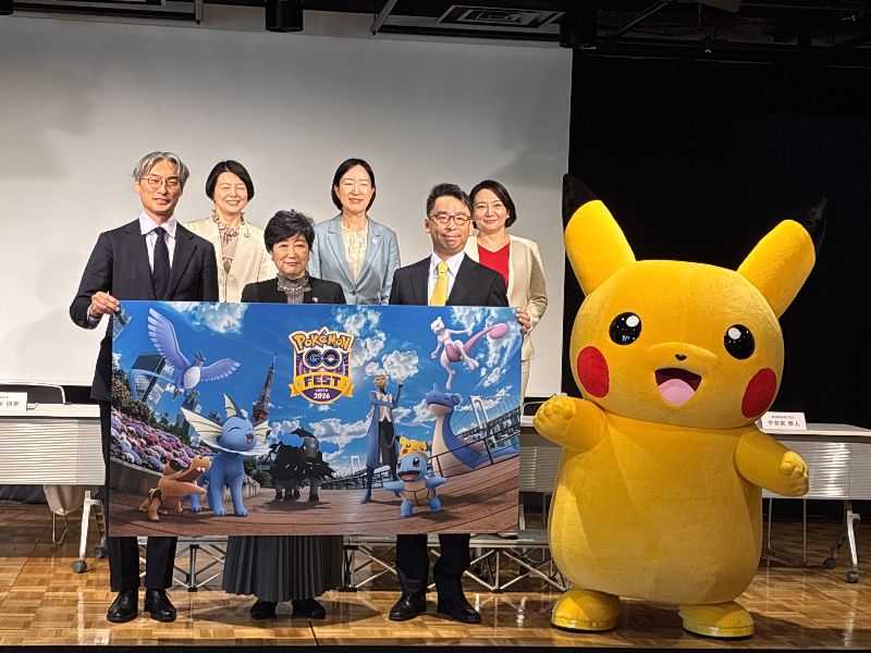 為紀念「精靈寶可夢GO」（Pokemon Go）10週年，「Pokemon GO Fest：東京」將於5月29日至6月1日在東京舉辦，東京都知事小池百合子（前排中）12日與軟體開發公司Niantic總裁河合敬一（前排右）、寶可夢公司COO宇都宮崇人（前排左）、港區區長清家愛（後排右）、江東區區長大久保朋果（後排中）、品川區區長森澤恭子（後排左）出席記者會，與皮卡丘合影