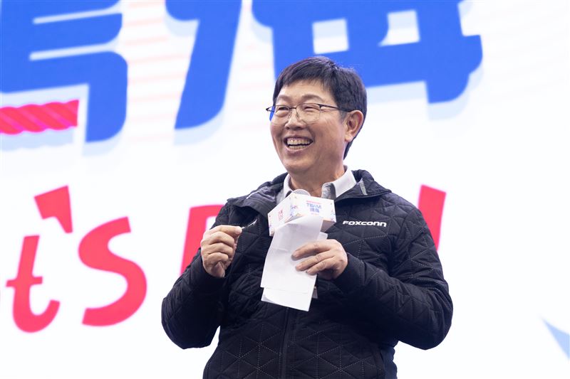 鴻海尾牙創辦人特別獎公布，豪送10個1,000萬元大獎，由董事長劉揚偉抽中，中獎者被虧簡直可以原地退休，全場尖叫聲不斷。除千萬大獎外，還加碼20萬元給1,000名員工，光第一輪獎金抽獎規模就直接突破3億元等級。（圖／鴻海提供）