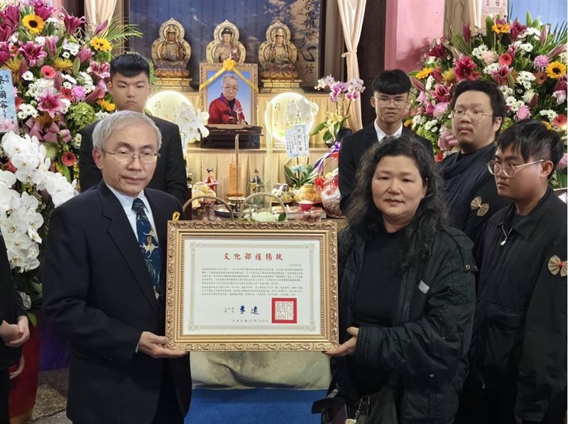 文化部文化資產局局長陳濟民代表頒贈文化部旌揚狀。（圖／翻攝自雲林縣政府文化觀光處粉絲專頁）