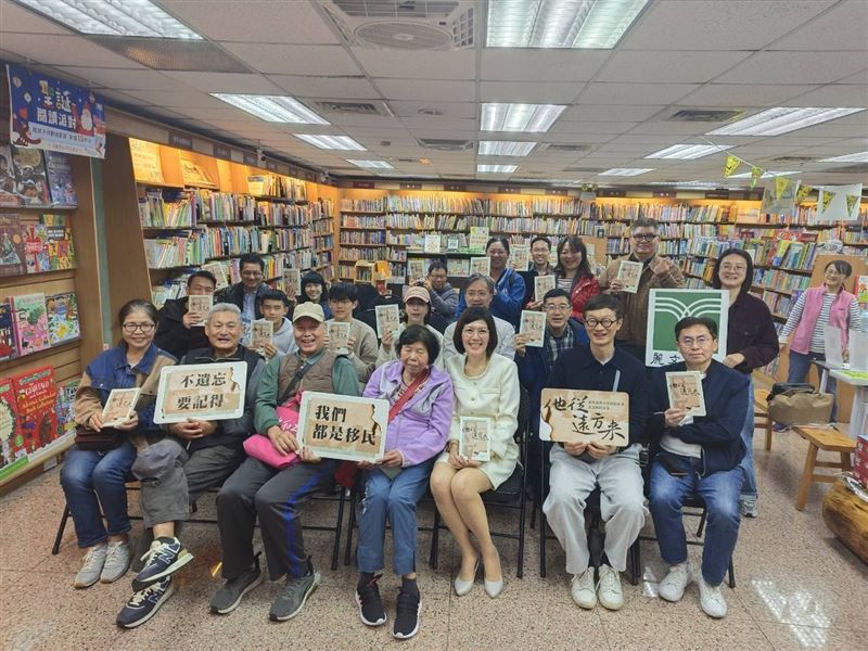 《他從遠方來》是一個女兒記錄父親的打仗壯遊史，談老兵的故事催淚動人，從前圓山動物園的鎮園之寶大象林旺，竟是作者父親的老戰友。（圖／蔡南芳提供）