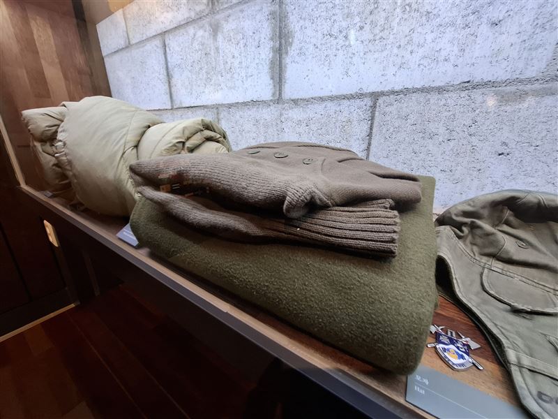 《他從遠方來》是一個女兒記錄父親的打仗壯遊史，談老兵的故事催淚動人，從前圓山動物園的鎮園之寶大象林旺，竟是作者父親的老戰友。圖為砥平里紀念館的軍毯。（圖／麗文文化提供）