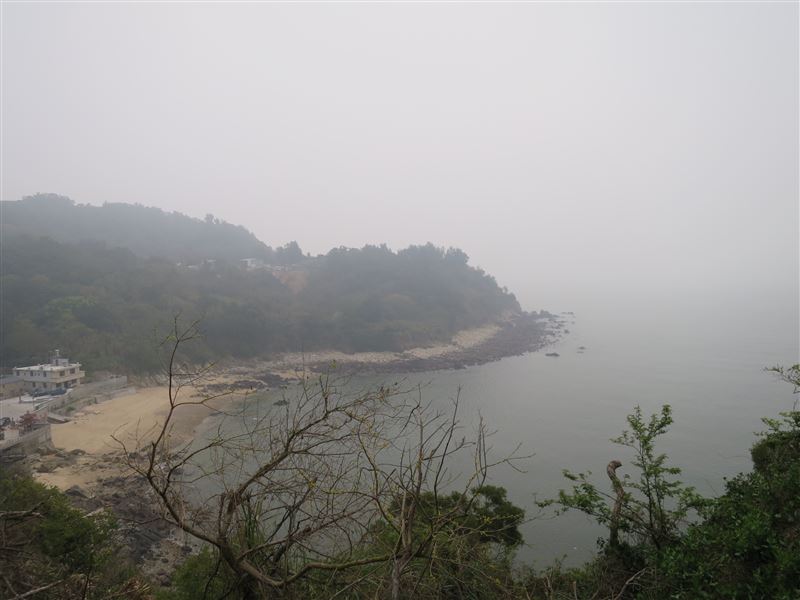 《他從遠方來》是一個女兒記錄父親的打仗壯遊史，談老兵的故事催淚動人，從前圓山動物園的鎮園之寶大象林旺，竟是作者父親的老戰友。圖為作者父親馬祖老家的海邊。（圖／麗文文化提供）