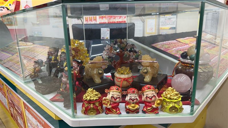 威力彩13.55億12日開出！新竹「金元寶」與板橋「福泰」各分得6.77億。板橋老闆娘驚曝「剛幫它洗澡」就中獎；新竹店則因城隍爺庇佑，忙到不知開獎。大樂透加碼同步啟動，一張彩券可對3種獎，13日續開百萬與十萬紅包，快來試手氣！（圖／福泰彩券行提供）