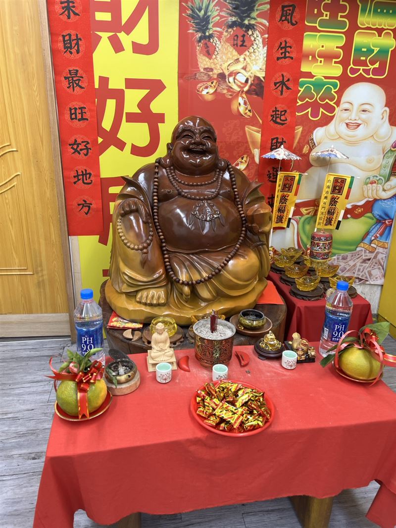 威力彩13.55億12日開出！新竹「金元寶」與板橋「福泰」各分得6.77億。板橋老闆娘驚曝「剛幫它洗澡」就中獎；新竹店則因城隍爺庇佑，忙到不知開獎。大樂透加碼同步啟動，一張彩券可對3種獎，13日續開百萬與十萬紅包，快來試手氣！（圖／金元寶彩券行提供）