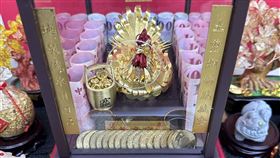 威力彩13.55億12日開出！新竹「金元寶」與板橋「福泰」各分得6.77億。板橋老闆娘驚曝「剛幫它洗澡」就中獎；新竹店則因城隍爺庇佑，忙到不知開獎。大樂透加碼同步啟動，一張彩券可對3種獎，13日續開百萬與十萬紅包，快來試手氣！（圖／福泰彩券行提供） 