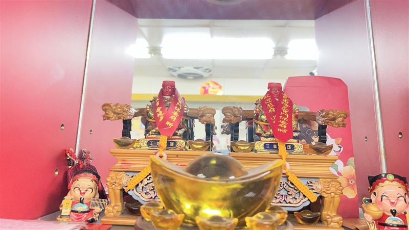 威力彩13.55億12日開出！新竹「金元寶」與板橋「福泰」各分得6.77億。板橋老闆娘驚曝「剛幫它洗澡」就中獎；新竹店則因城隍爺庇佑，忙到不知開獎。大樂透加碼同步啟動，一張彩券可對3種獎，13日續開百萬與十萬紅包，快來試手氣！（圖／金元寶彩券行提供）