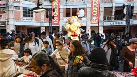 春節將至  迪化年貨大街人潮多農曆春節即將到來，家家戶戶趕辦年貨，台北市迪化年貨大街12日午後購物人潮多，相當熱鬧。中央社記者謝佳璋攝  115年2月12日