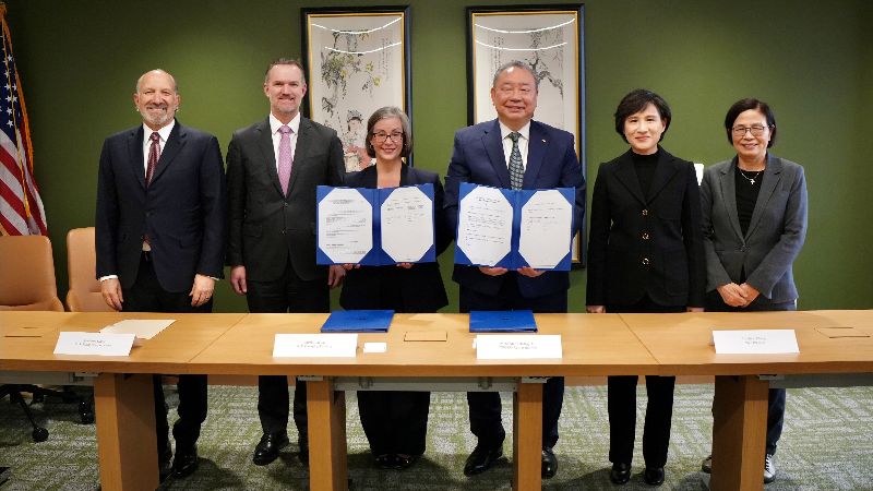 台美簽署對等貿易協定在行政院副院長鄭麗君（右2）、美國商務部長盧特尼克（左1）、美國貿易代表葛里爾（左2）等人見證下，美國在台協會執行理事藍鶯（左3）和駐美代表俞大(水雷)（右3）於美東時間12日共同簽署台美對等貿易協定。（美國貿易代表署提供）
