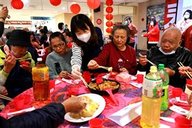 元大文教連16年門諾辦桌　志工陪長輩圍爐