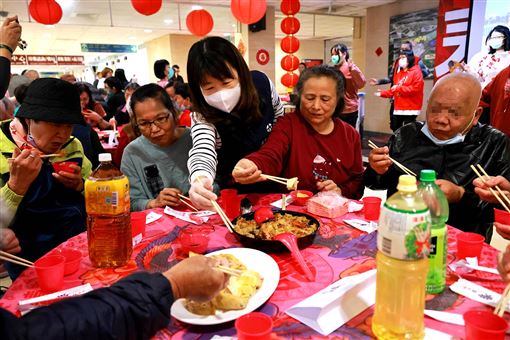元大文教連16年門諾辦桌　志工陪長輩圍爐