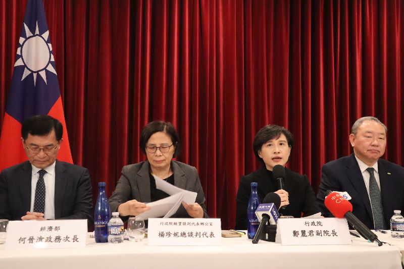 台美雙方美東時間12日簽署對等貿易協定，行政院副院長鄭麗君（右2）表示，確立美國對台的對等關稅15%不疊加及232關稅最優惠；後續待美國完成國內行政程序後，對等關稅就能調降