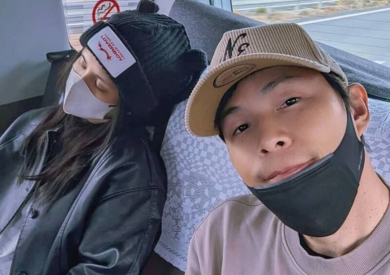 孫協志曬出夏宇童車上熟睡照。（圖／翻攝自臉書）