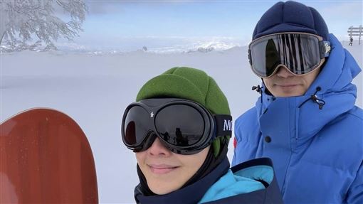 北海道背愛馬仕包滑雪　60歲劉嘉玲突重摔