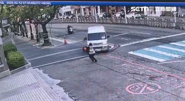 ̨�пƴ�����ְԱ����վ��У���⣬�����ͳ�������ײ�� ��ͼ/���㻭�棩