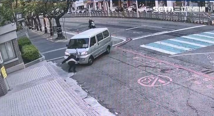 ̨�пƴ�����ְԱ����վ��У���⣬�����ͳ�������ײ�� ��ͼ/���㻭�棩