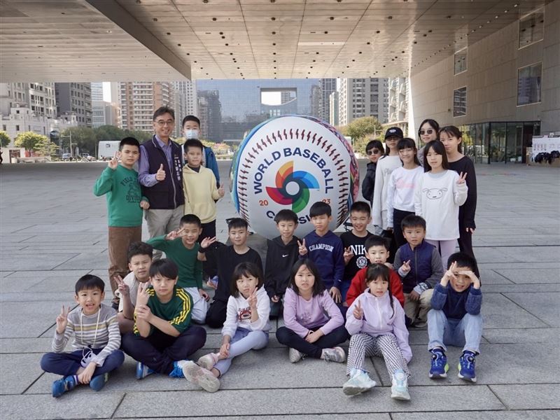 民眾可到臺中市政府前廣場與紀念球合照並打卡標註「臺中市府前廣場」，即可參加後續抽獎。（圖／臺中市政府運動局提供）