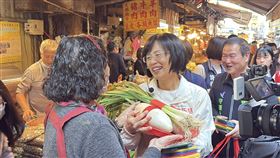 民進黨新北市長參選人蘇巧慧前往永和六合市場掃街（圖／蘇巧慧辦公室提供） 