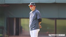 WBC台灣隊練習賽，總教練曾豪駒觀看球員賽前練習。（圖／記者劉彥池攝影）