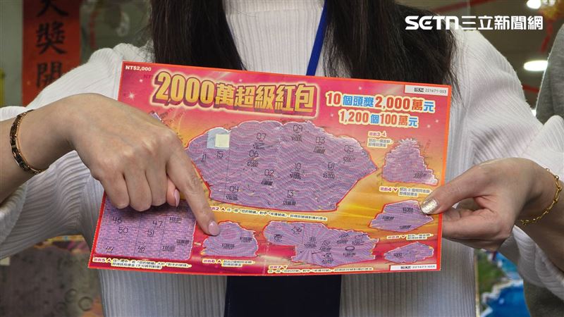 陳姓兄弟認為是小黑貓「七七」帶來幸運，讓他們刮中百萬大獎。（圖／記者吳泊萱攝影）