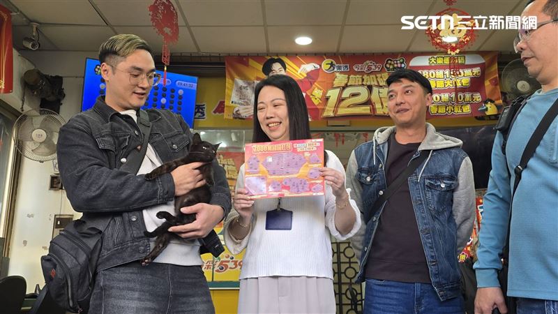 「得鴻福彩券行」店長對兄弟二人印象深刻，記得他們帶著小黑貓來買刮刮樂。（圖／記者吳泊萱攝影）