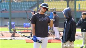 WBC台灣隊練習賽，捕手林家正賽前打擊練習。（圖／記者劉彥池攝影）