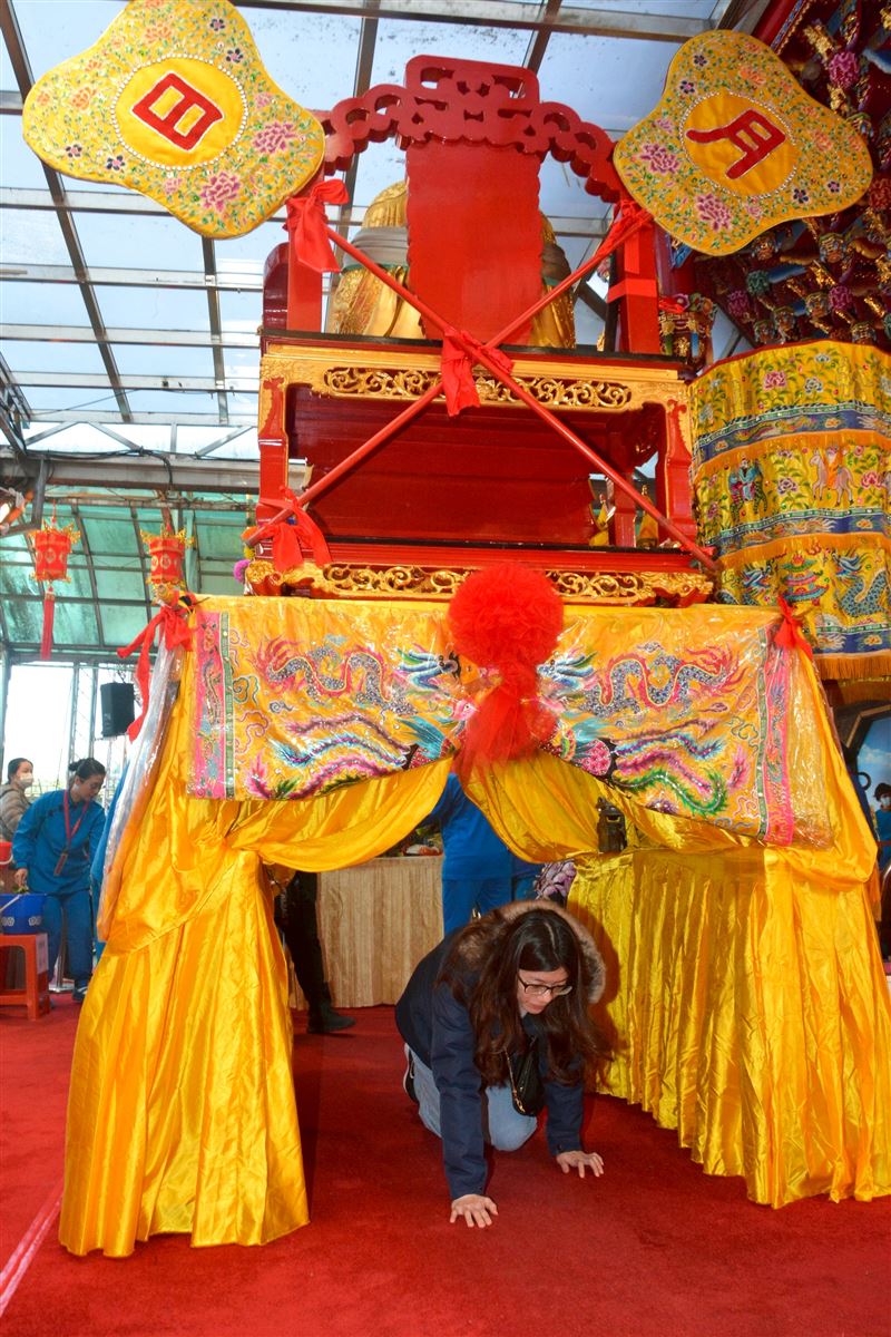依循傳統科儀走過七星橋，祈求消災解厄、轉運步步高升