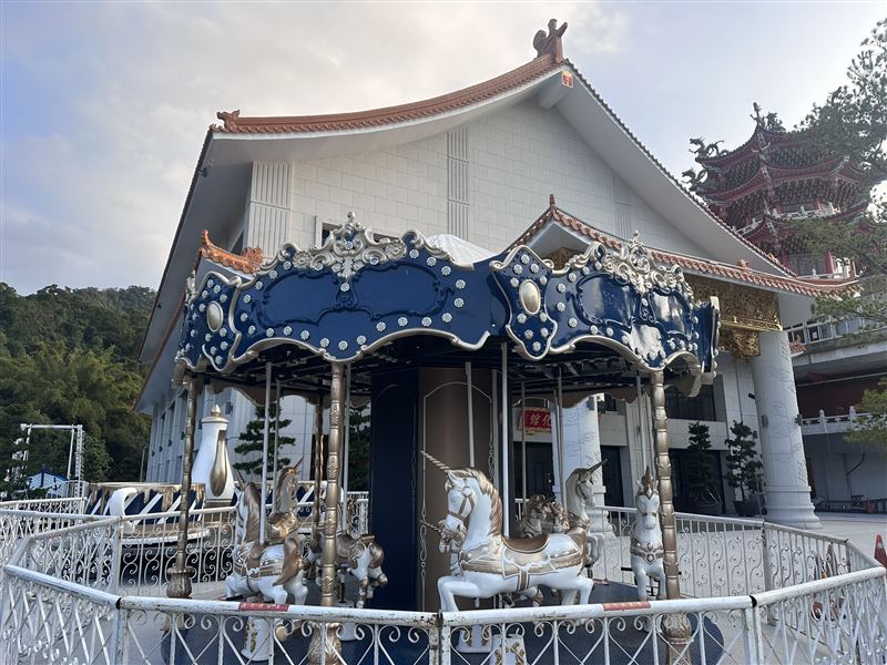 母娘文化館前打造新春限定《母娘遊樂園》，旋轉木馬與宮廟建築相映成趣，成為親子走春打卡亮點