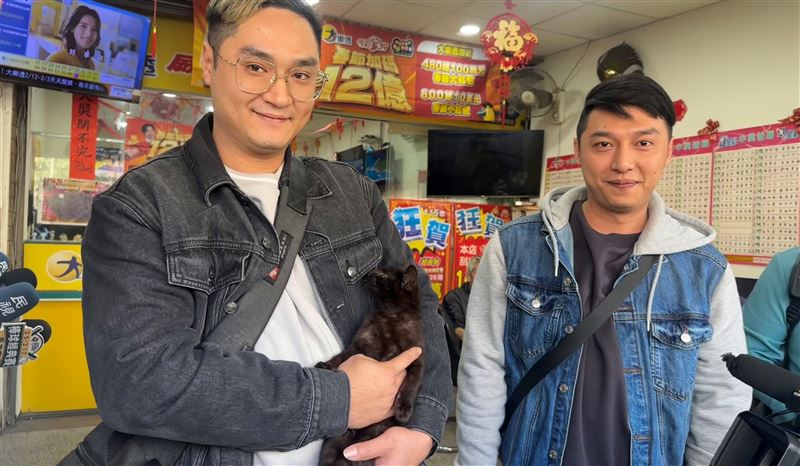 刮刮樂奇蹟連發！台中男大生救黑貓，靠ChatGPT指路刮中百萬；台東貓主子暴衝狂抓櫃檯，竟替阿嬤「抓」出百萬大獎！苗栗情侶剛求婚就中百萬，嗨喊「原地結婚」還發紅包；雲林超淡定熟女刮走200萬頭獎，神準印證老闆「馬上有錢」春聯。快來吸財氣！（圖／台灣彩券提供）