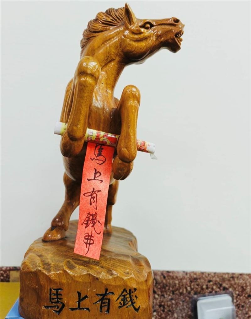 刮刮樂奇蹟連發！台中男大生救黑貓，靠ChatGPT指路刮中百萬；台東貓主子暴衝狂抓櫃檯，竟替阿嬤「抓」出百萬大獎！苗栗情侶剛求婚就中百萬，嗨喊「原地結婚」還發紅包；雲林超淡定熟女刮走200萬頭獎，神準印證老闆「馬上有錢」春聯。快來吸財氣！（圖／台灣彩券提供）